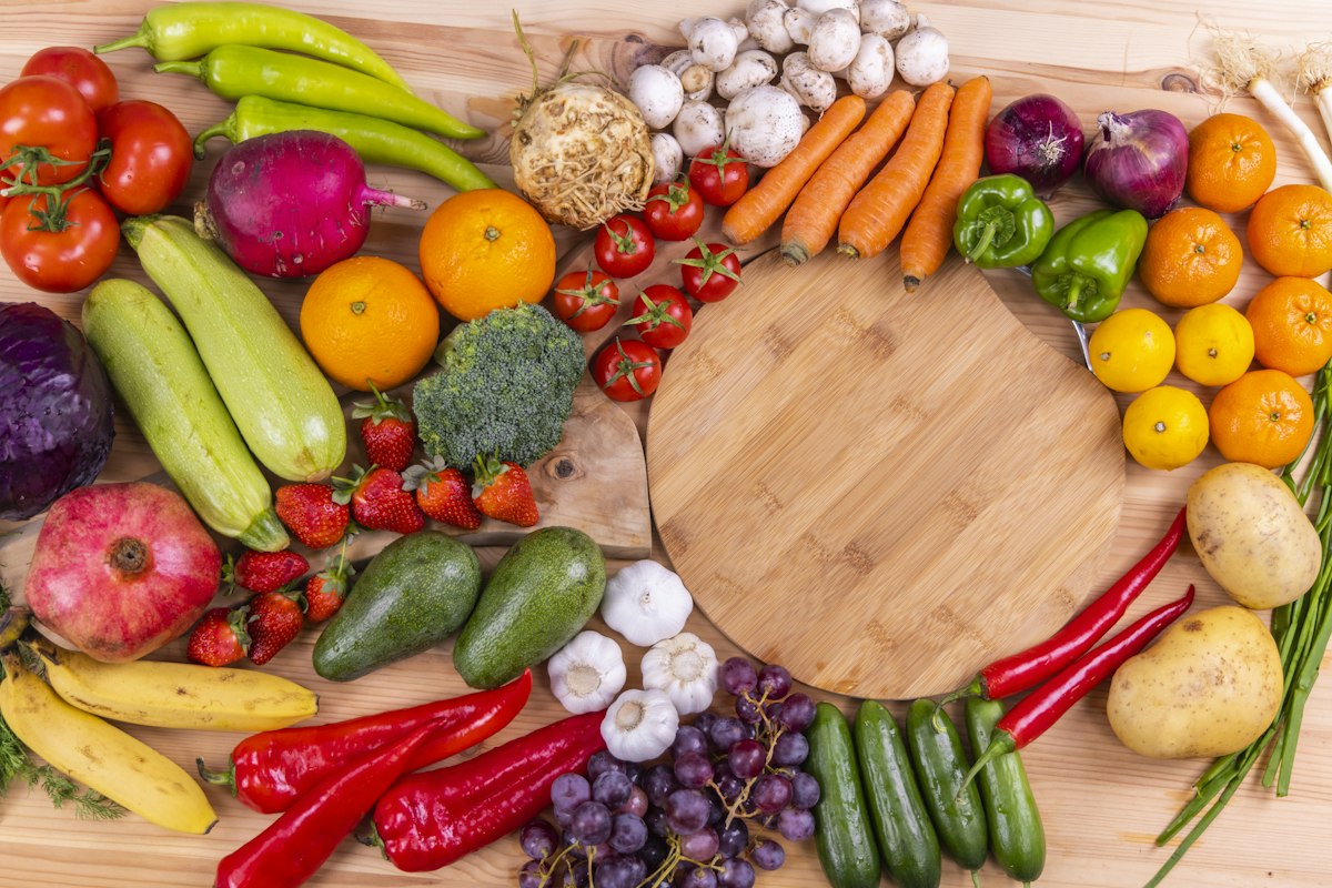 Polyphenols and Longevity: Anthocyanins, Quercetin, and Sirtuin Activation Decoded